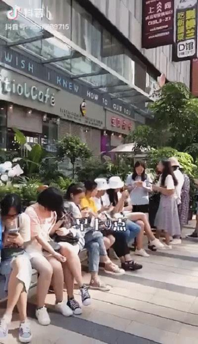 排队一小时终于吃上了火锅,我只喝王俊凯给我灌的奶茶