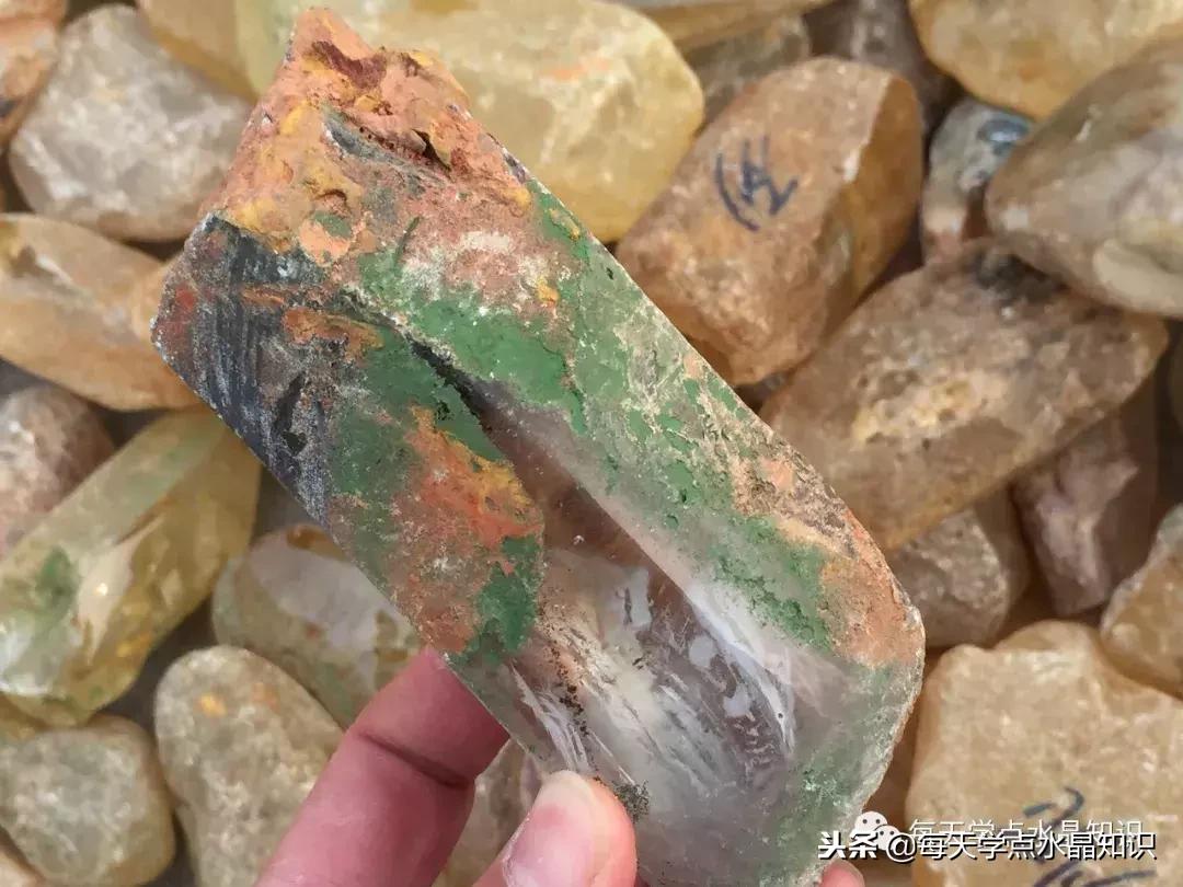 天蒙蒙亮赶个早市看一看天然水晶毛料市场