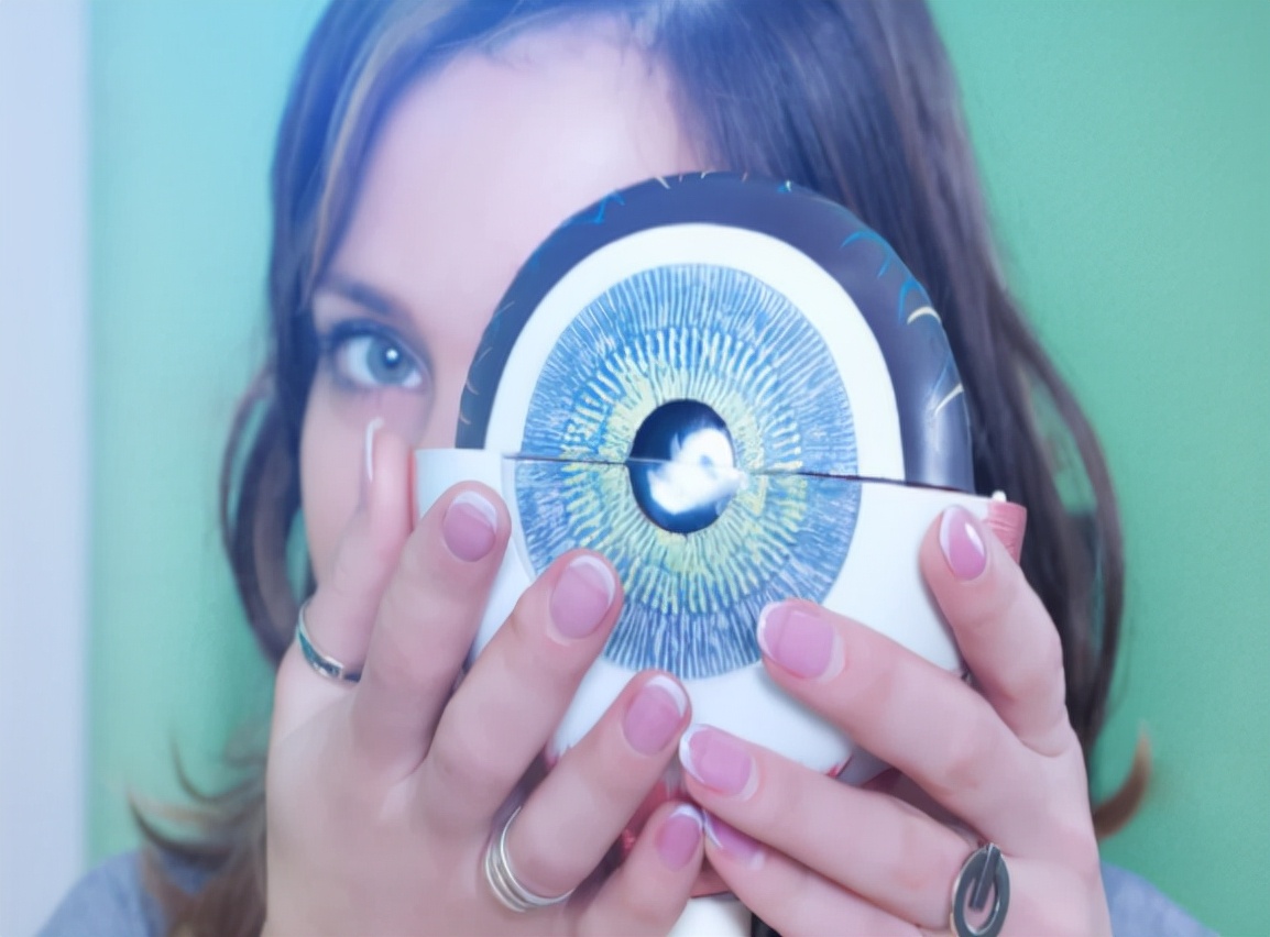 眼睛疼前面有黑点出现,眼睛前面总有黑点在飘是什么原因