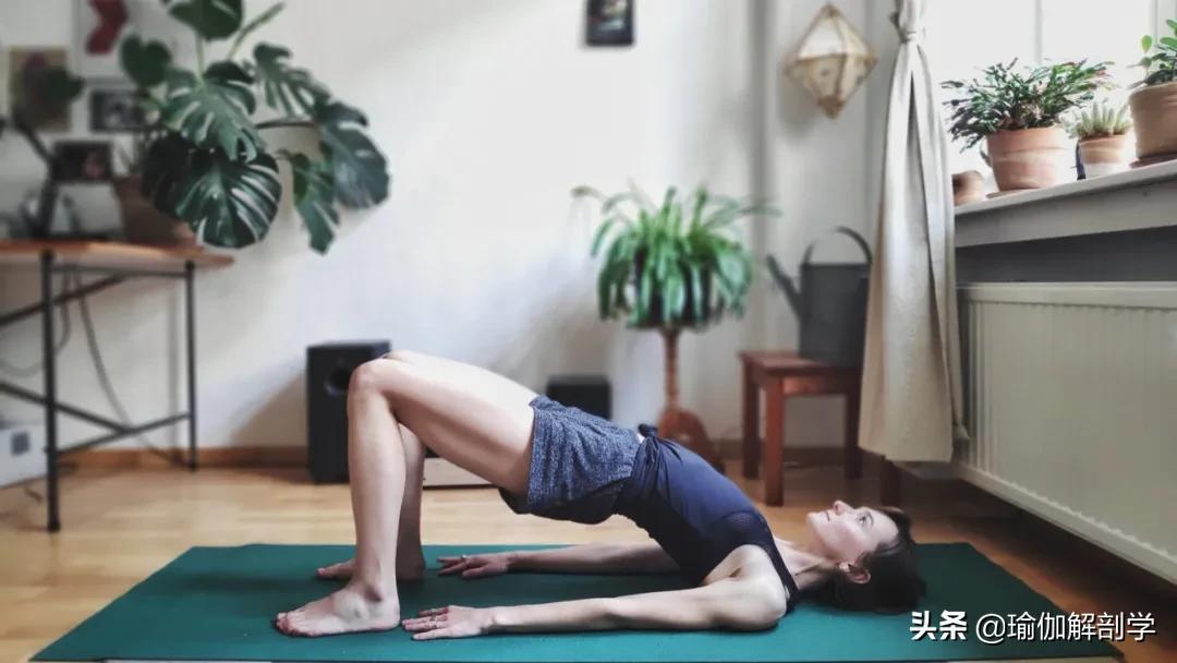 一套适合晨练的瑜伽序列越练越美,初学者简单瑜伽每天必练8个动作