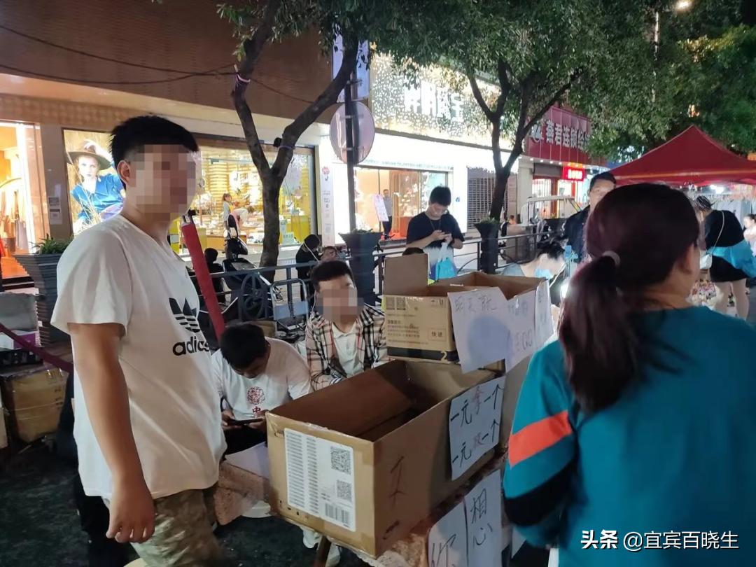杭州摆摊卖脱单盲盒,乌市街头兴起脱单盲盒