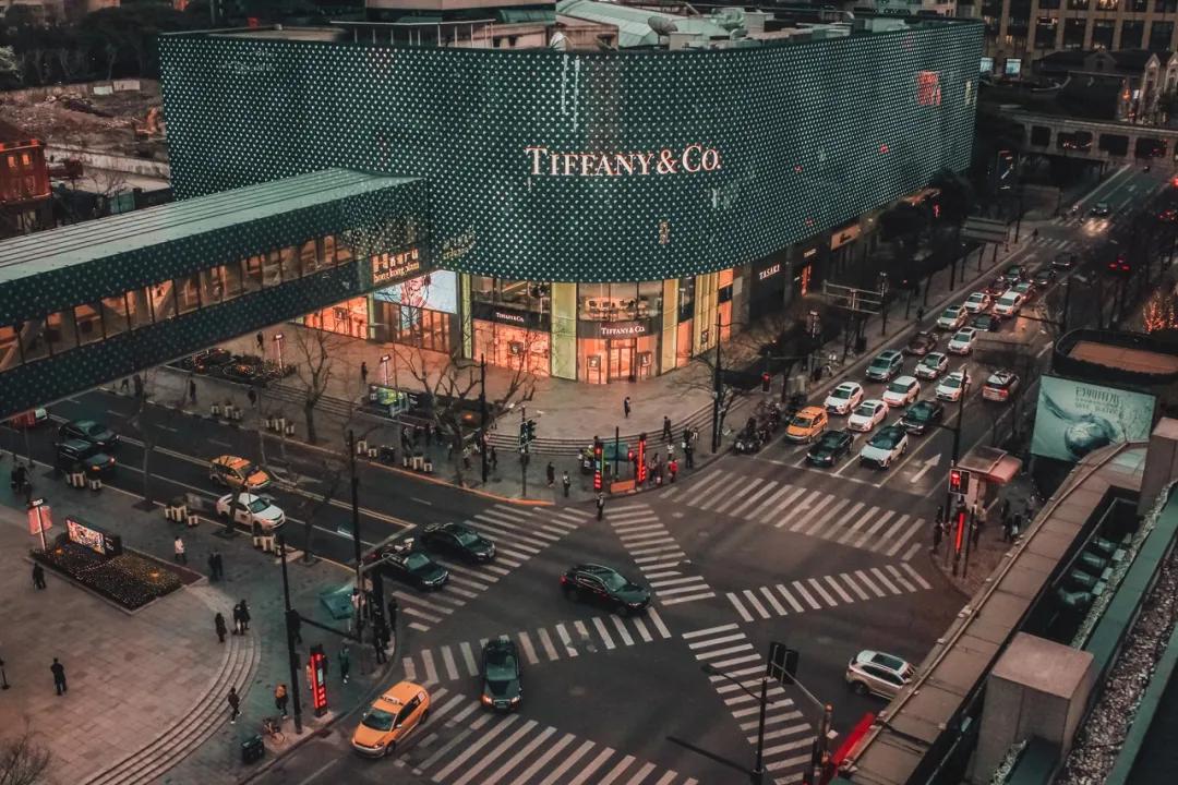 别争了,这条马路才是魔都内卷之王