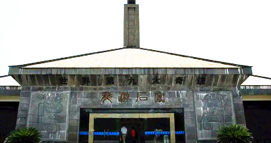 小水塘下藏着巨大山洞,水塘抽干水后专家竟然发现宫殿