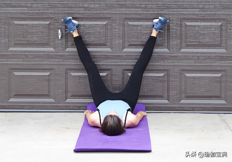 每天靠墙做4次脊柱伸展灵活脊柱以独特的方式减轻疼痛压力或紧张