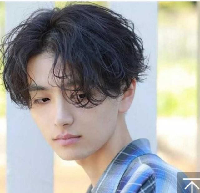 男生头发多还硬想留偏长的发型,男生头发往上翘适合什么样的发型