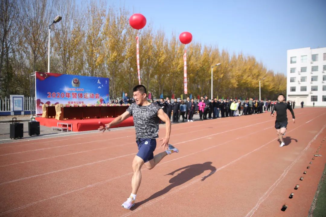 市公安局*党**委副书记、副局长周战威，市公安局*党**委委员、政治部主任吴卫红出席全市公安机关警体运动会闭幕式