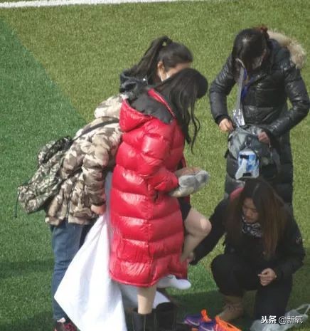 她耍大牌到让女助理给她脱袜子？