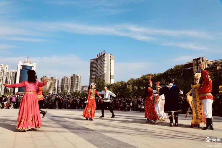 洛阳牡丹广场：*疆新**舞大联欢