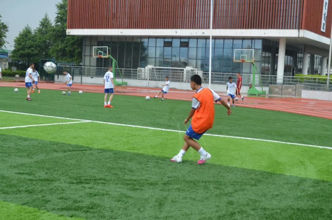 连云港初中封闭式训练营,连云港成人足球训练营招生报名