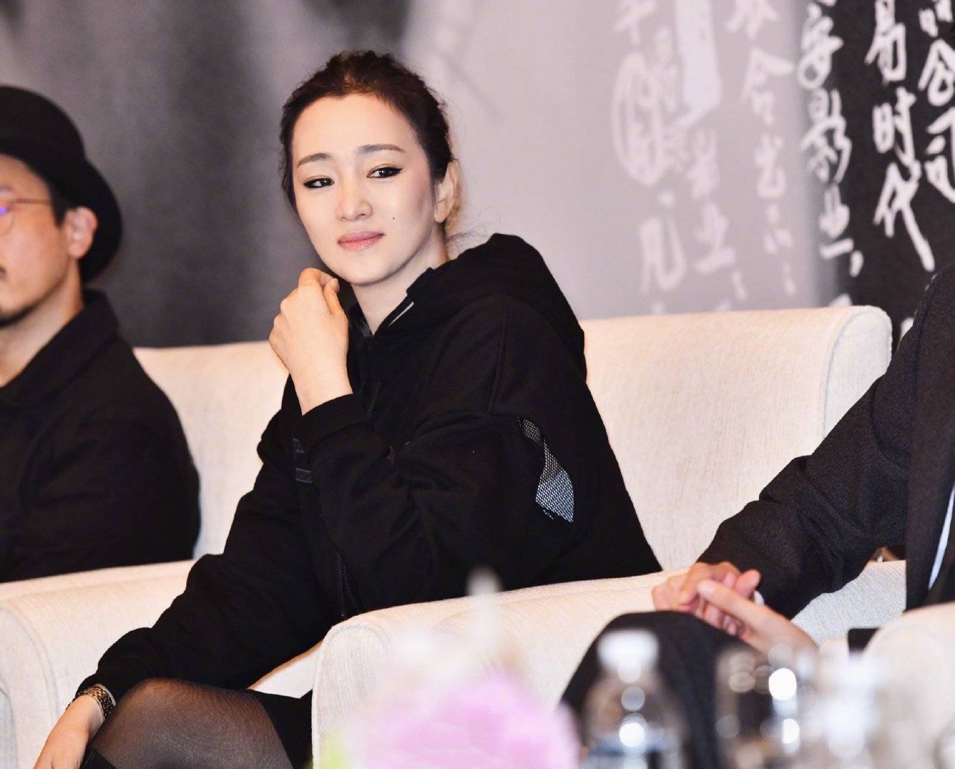 巩俐白衬衫配白裙,巩俐穿碎花裙显壮实力