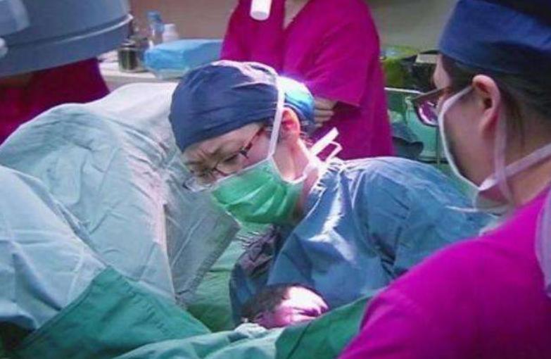 产妇骨盆狭窄坚持顺产，遭遇难产丈夫大喊“保大人”，医生却怒了