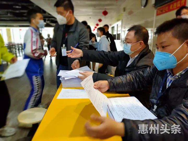 党建引领践初心群防群治共抗疫 (战疫一线下沉干部争做抗疫急先锋)