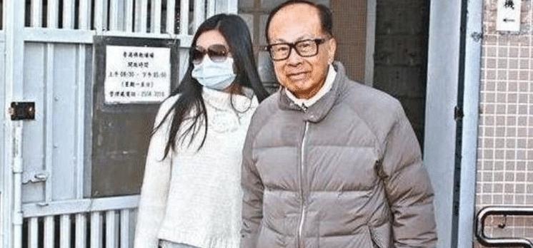 本是美艳无双的长相，却甘愿成为富豪们的“猎物”，耗尽青春