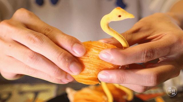 9元一个乌龟包，80+种港式茶点，这家超会卖萌的茶餐厅进门就送你