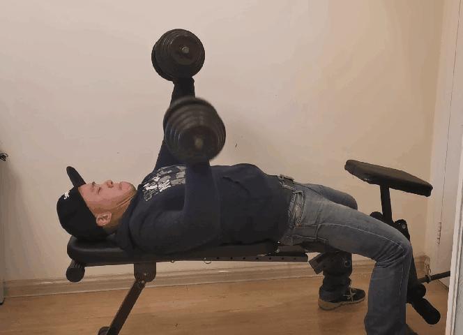 胸肌不对称用哑铃怎么卧推,一对哑铃胸肌怎么练变饱满变厚