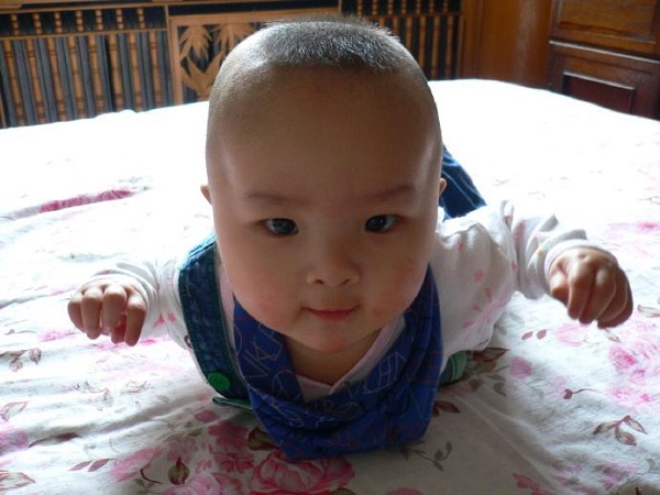 小孩新牙的成长过程,宝宝长了第1颗牙齿视频