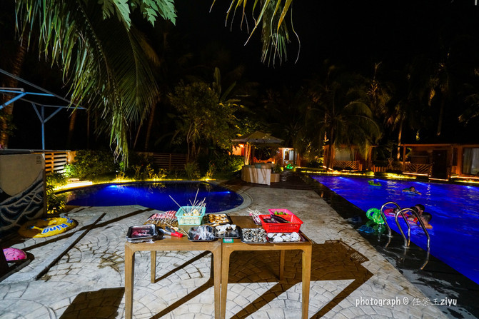 一群年轻人到三亚，摆pose，拍照