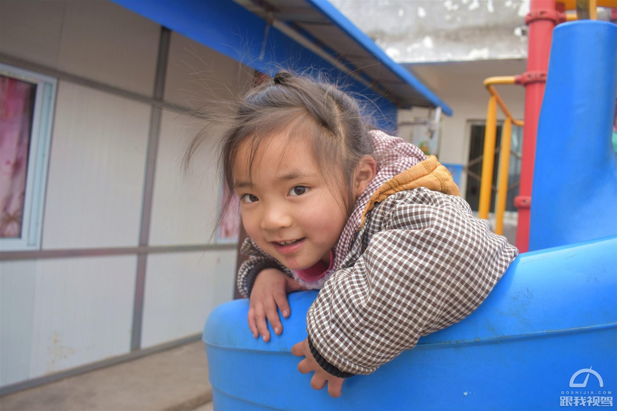 跟我视驾走进成都芋河村小学与“后备箱图书馆”共同传递公益力量