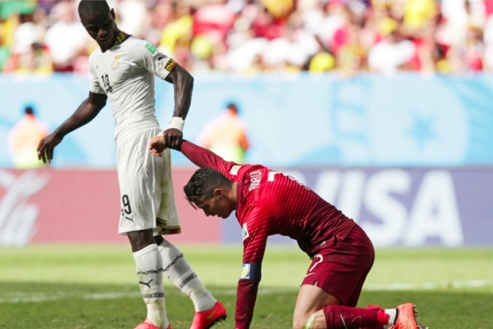 c罗还没走进更衣室就开始哭,c罗感动到哭全场视频