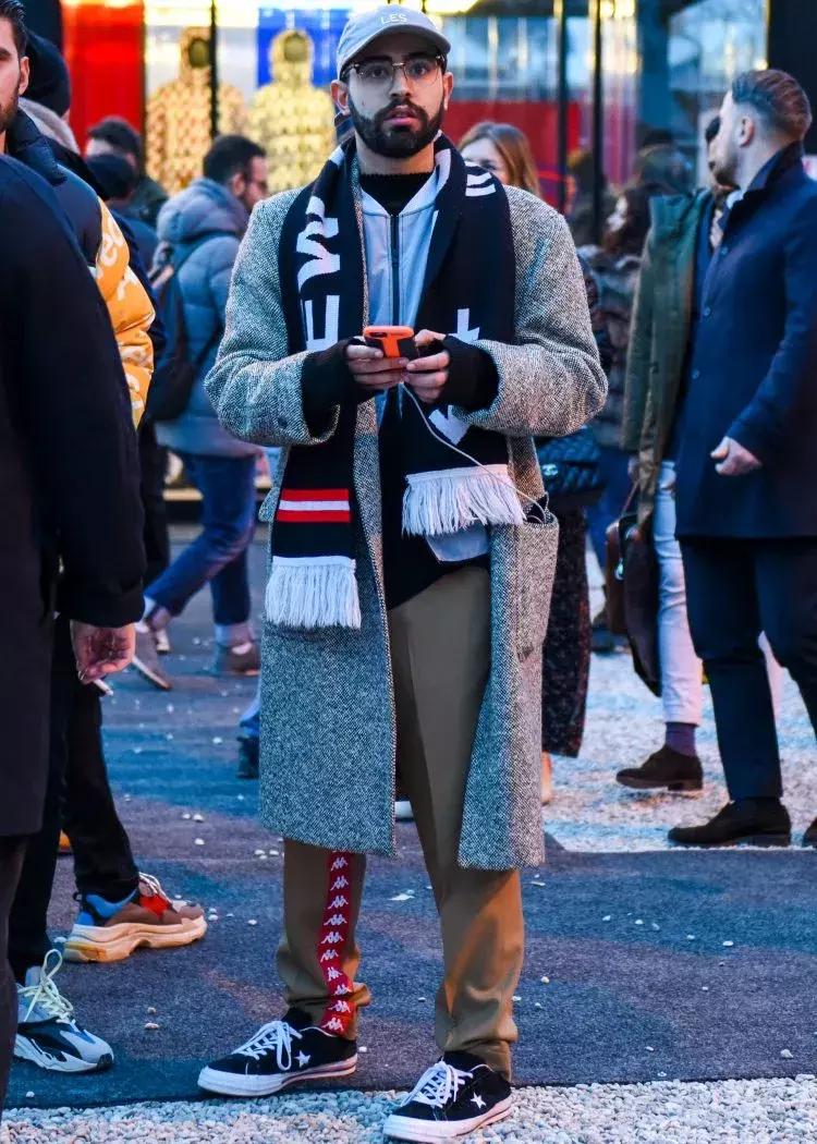 运动裤的多种穿搭方式,男生灰色运动裤怎么穿搭