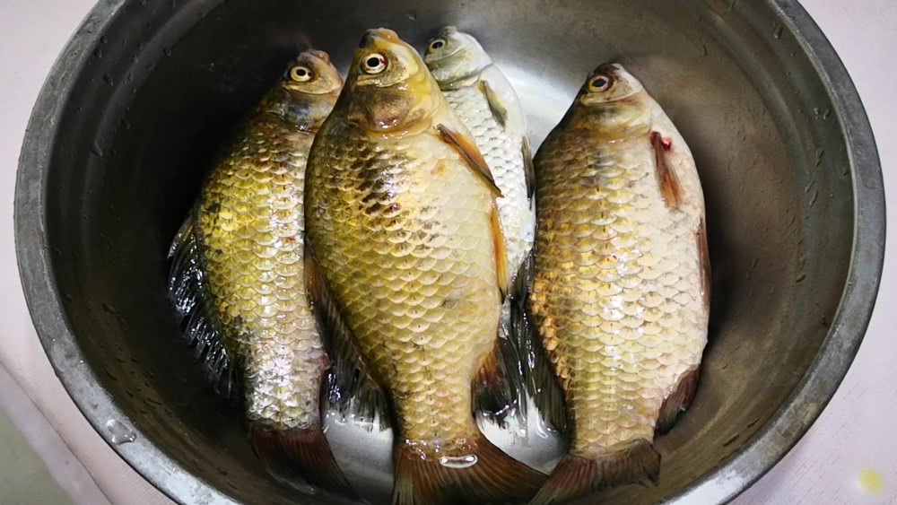 炖鱼去腥只需三种调料,炖鱼去腥的方法