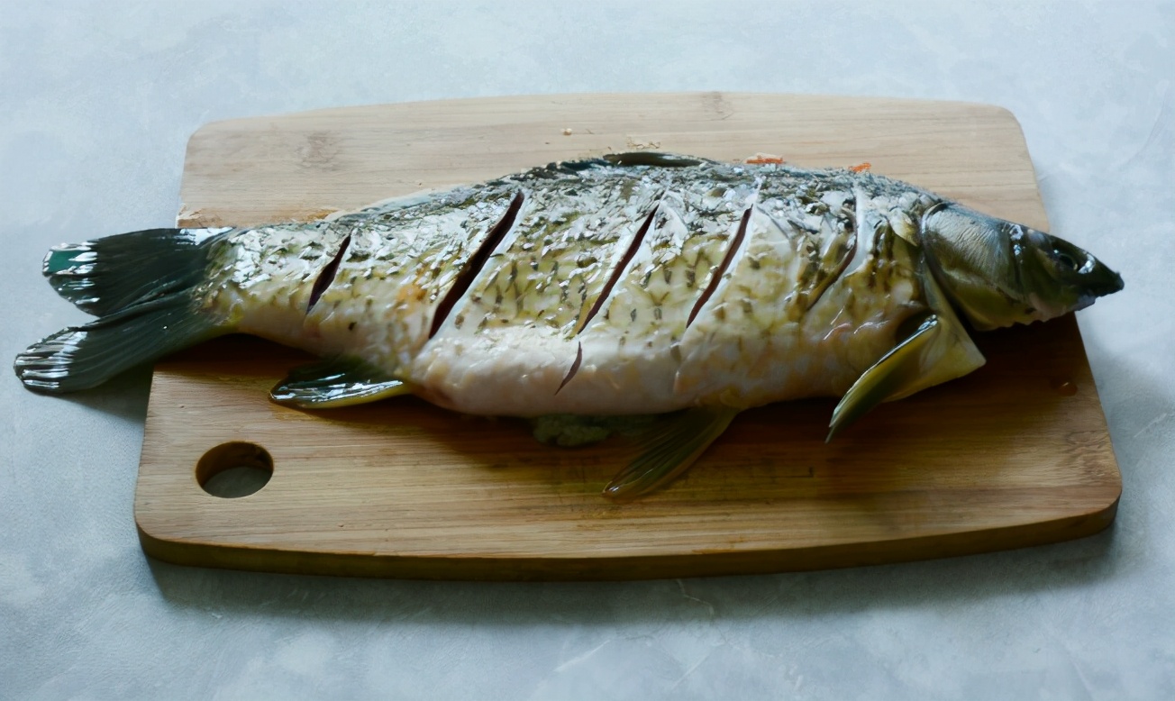 煎鱼怎么煎不破皮,煎鱼别直接下油锅煎加上这一步