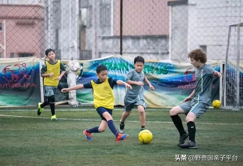 把最纯正意大利足球带来东莞，这个爸爸说足球应该这样学