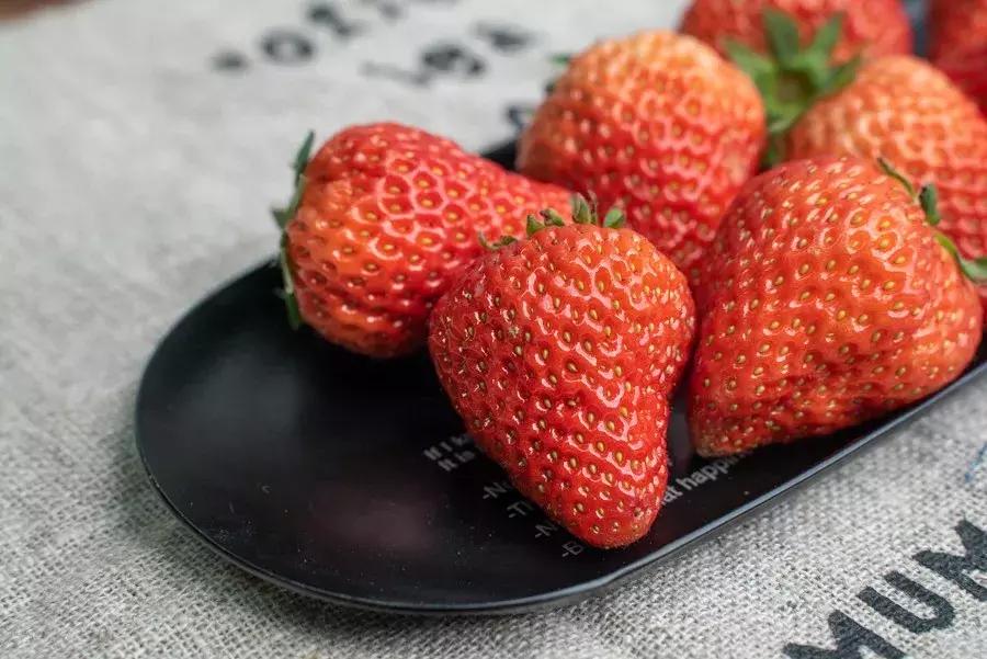 一下子吃了很多草莓,一下子吃了300g草莓