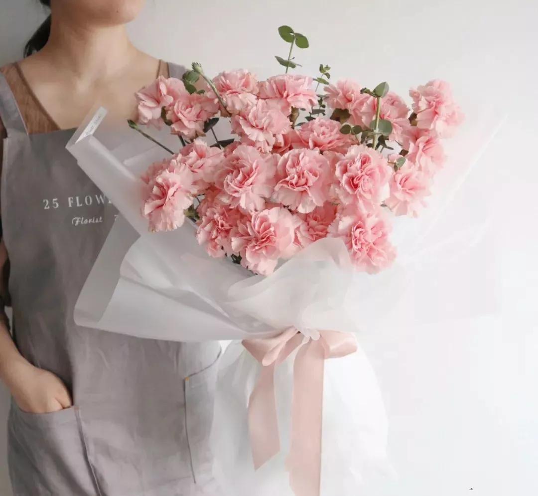 花要不要经常换水,花材正确处理方式及日常养护