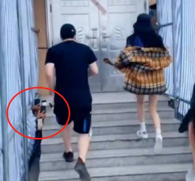 杨幂被*拍偷**裙底,他们还说“是她裙子太短”