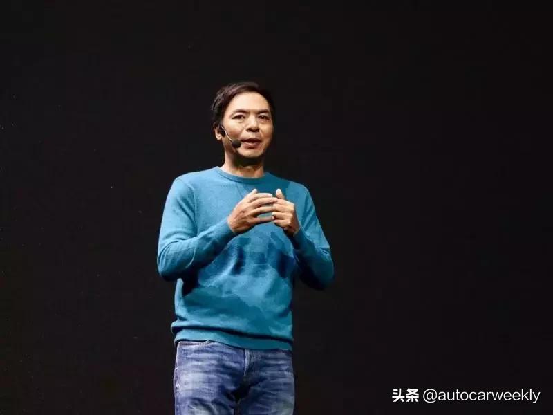 是时候穿卫衣骚起来了——瞧瞧张小龙