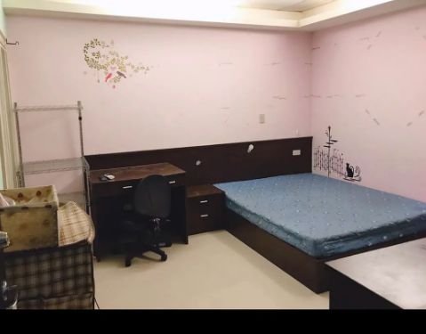 女星在无窗的小房间蜗居8年，曾因太节俭被男友甩，如今终于搬家