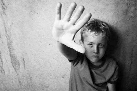 女儿发烧一个劲告诉妈妈屋里有人,11岁孩子发烧胡言乱语