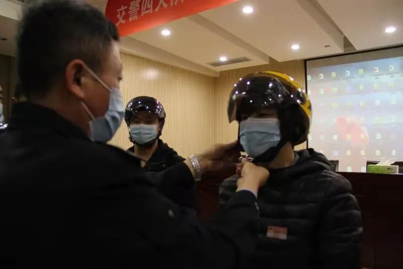 交警中队向人大汇报,晋城交警连心桥