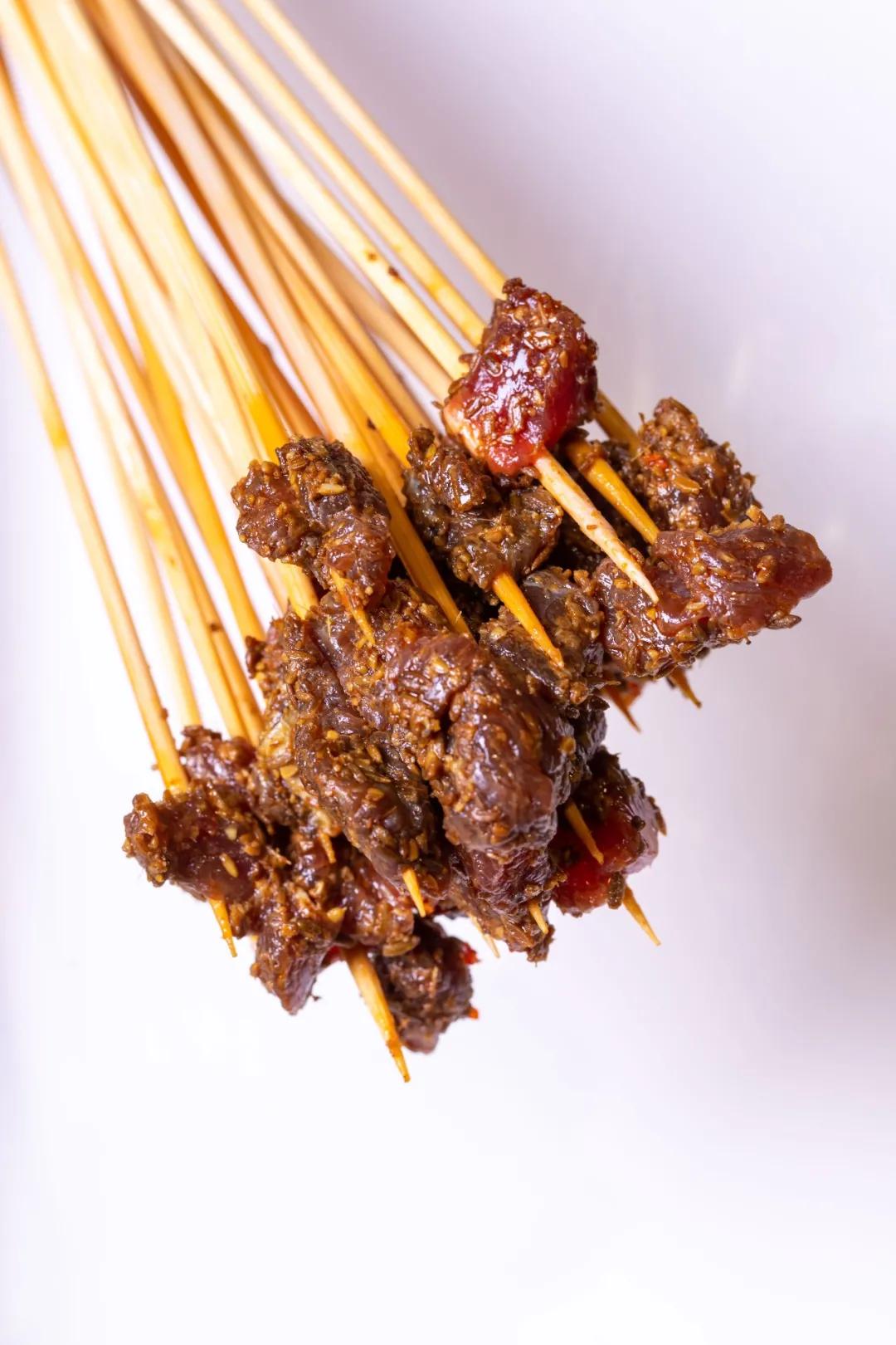 只此一家的牛腩串串火锅C位出道，19块9请你放肆开涮