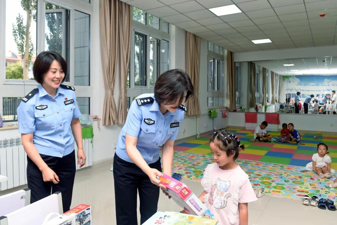 平安你守护警娃我照顾丨银川市公安局“警营小课桌”开班了