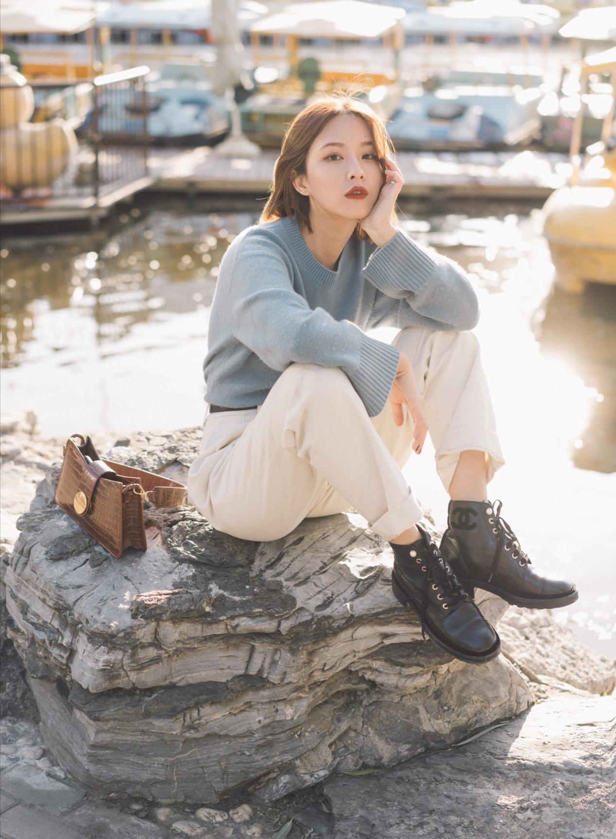 简约穿搭look时尚有品位,简约时尚的穿搭凸显女性慵懒气息