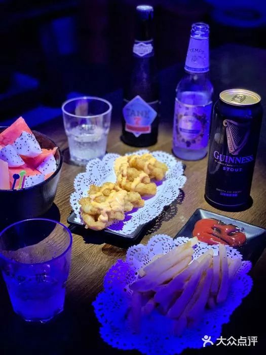 寻一处幽静角落,巷子里的小酒馆好惬意