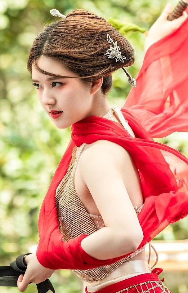 赵露思雷人造型,赵露思综艺红裙公主切造型