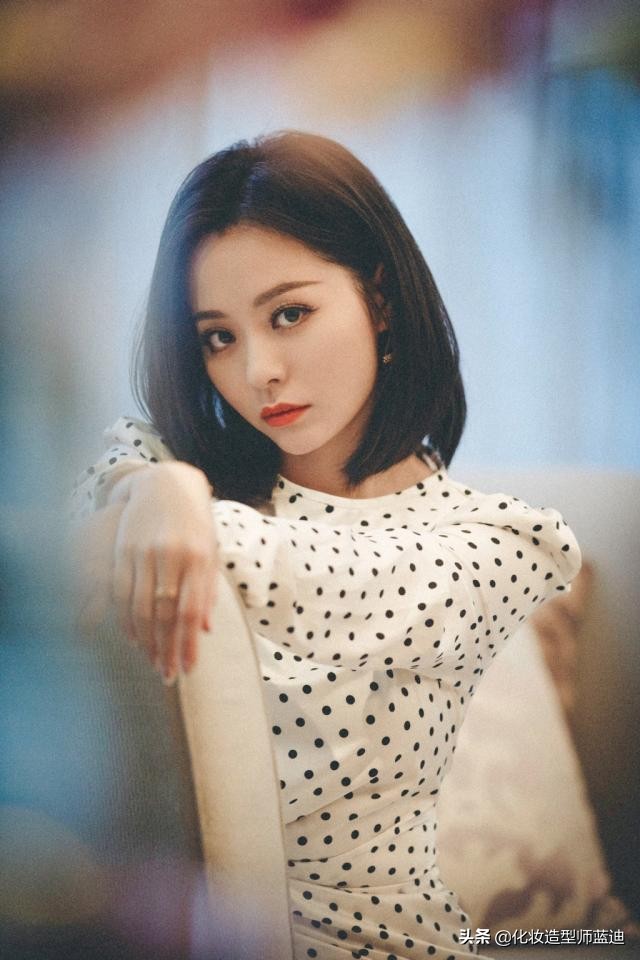 34岁张靓颖素颜穿牛仔裤,黑天鹅张靓颖