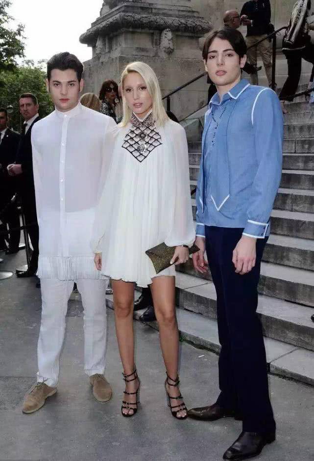 她不仅是众人艳羡的王室公主，更是称霸秀场的ItGirl