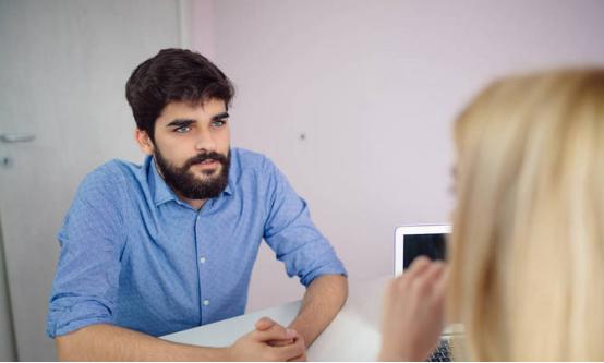 排尿黄异味很大是什么原因,排尿很黄还有分泌物怎么回事