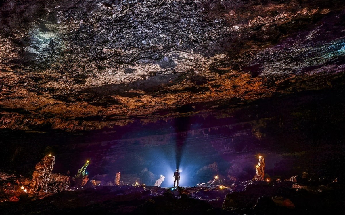 “绿尾巴”划过天际！坠落印尼火山，跟地心文明有关？
