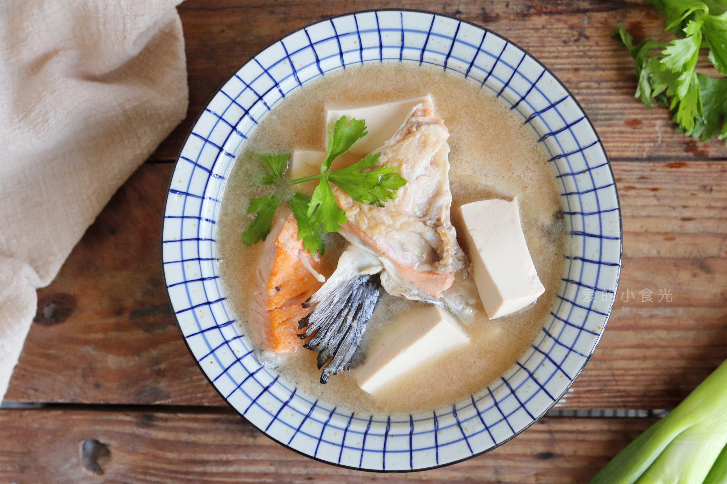 三文鱼头怎么做好吃？我加一勺它做成汤，比酒店厨师长做的还美味