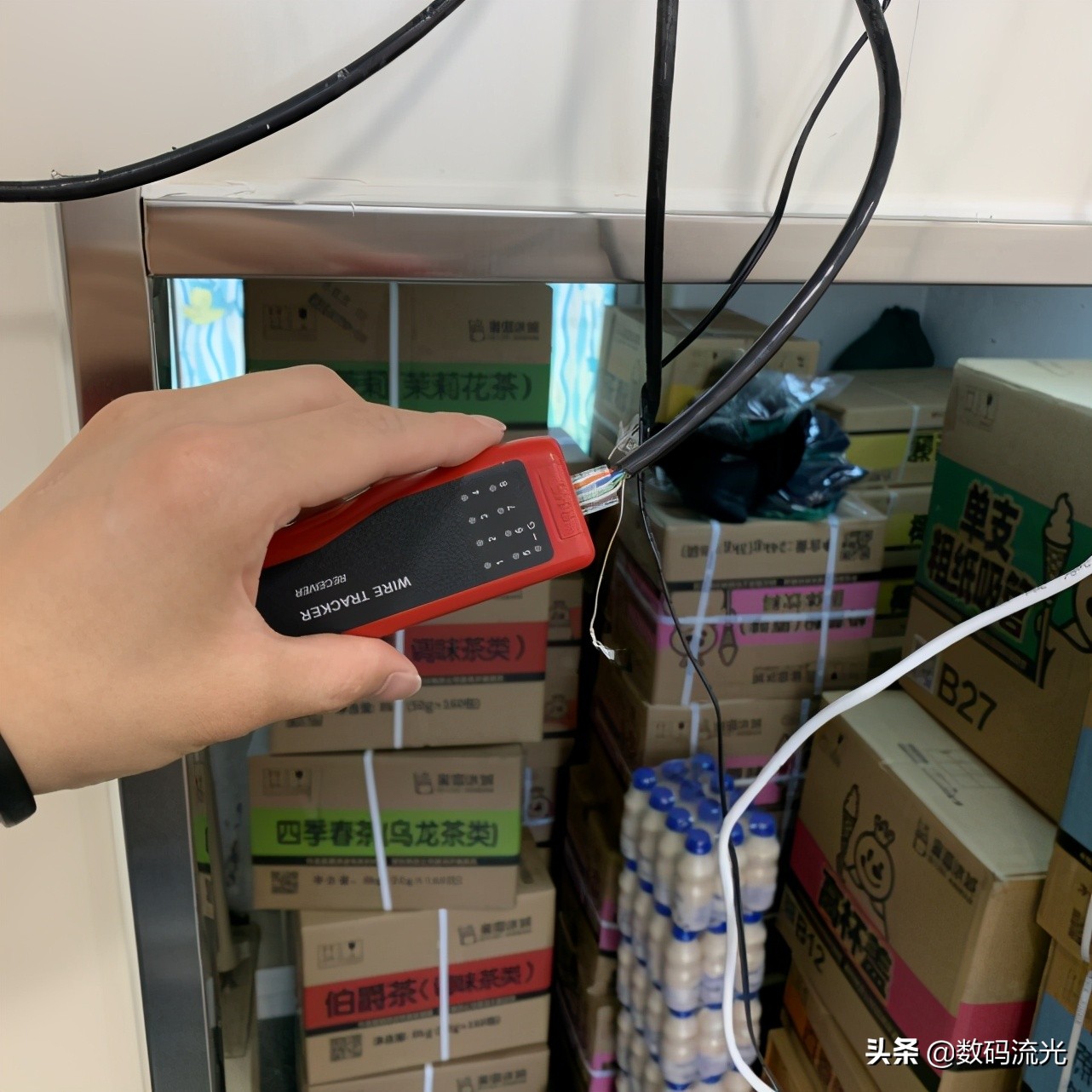 给老板装八个水晶头,我收费100二老板却付了200,难道是付错了?