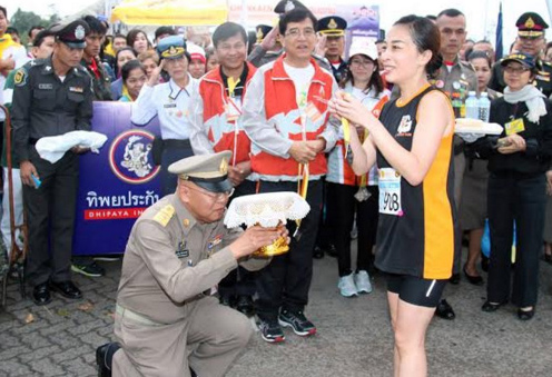 泰国的长公主是海军上将军衔，喜欢跑全马，皇家卫队要陪她跑