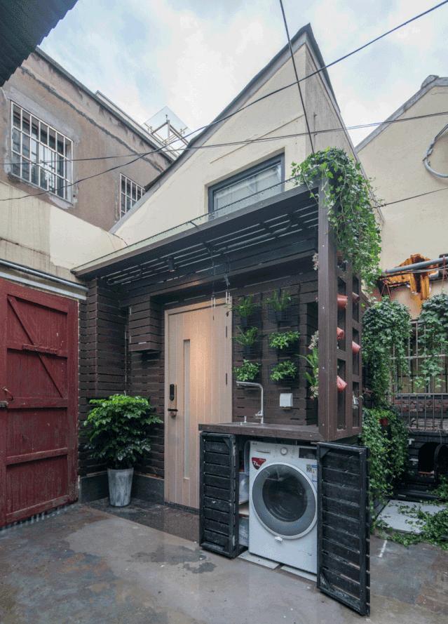 上海11㎡蜗牛窝住两代人，睡觉腿伸不直站着头碰天花板，还住30年