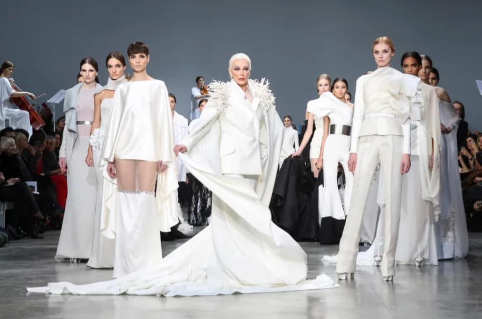 超模卡门：74岁痛失爱人还被好友骗到破产，86岁走秀依旧艳压群芳