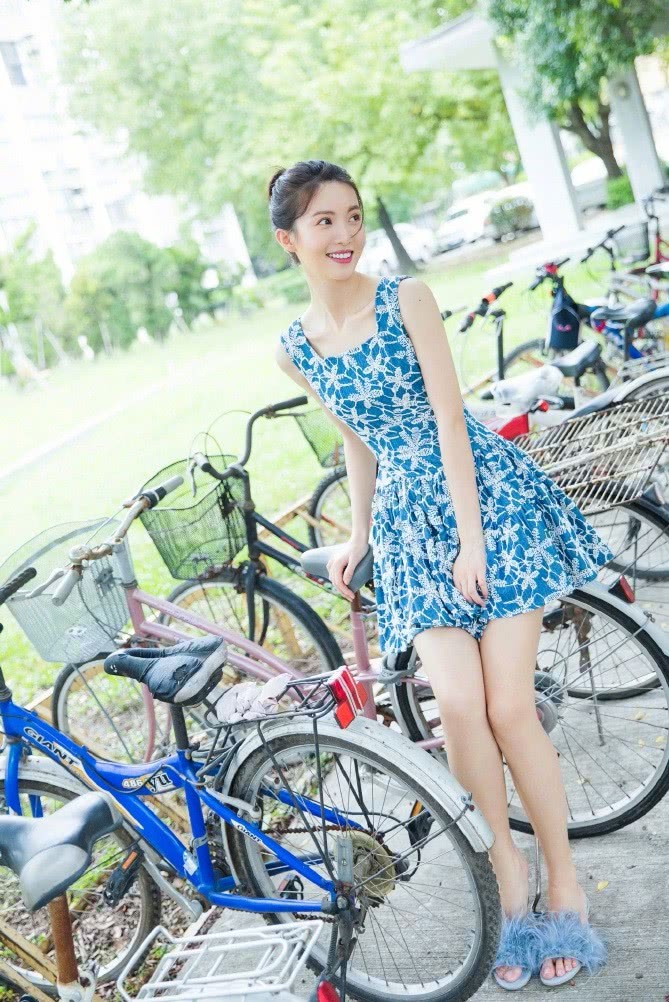 金晨真的太瘦了，穿吊带裙现身领口耷拉，走路还得拿手遮太尴尬