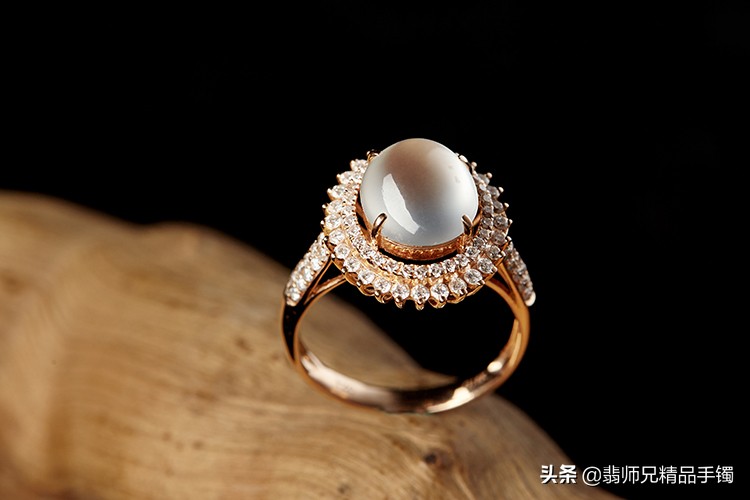 来看看翡翠戒指佩戴在不同手指上的含义